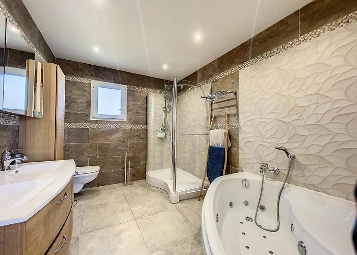 Caramontinu Serena A Pinarello, Proche Plage, Vue Mer, Piscine Chauffee